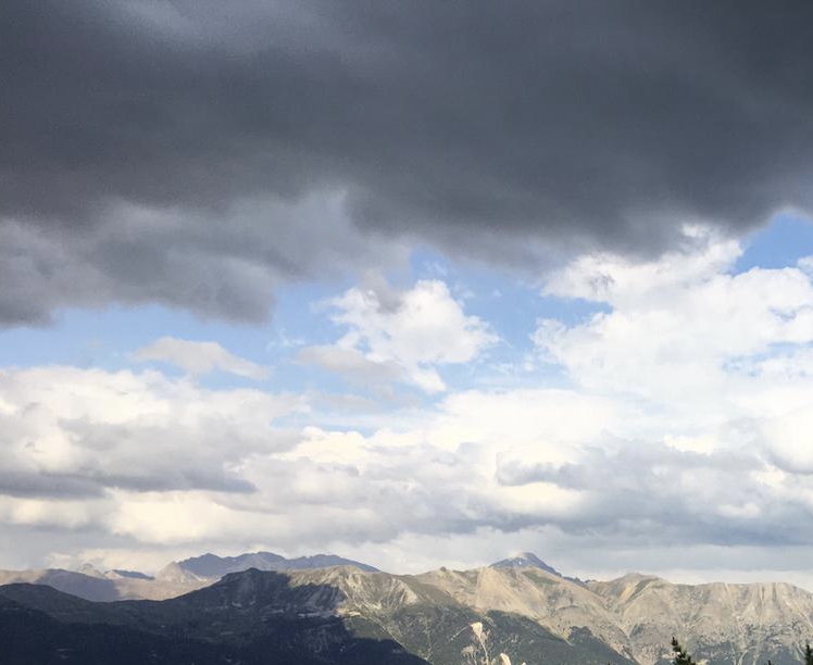 Wolken über Bergen